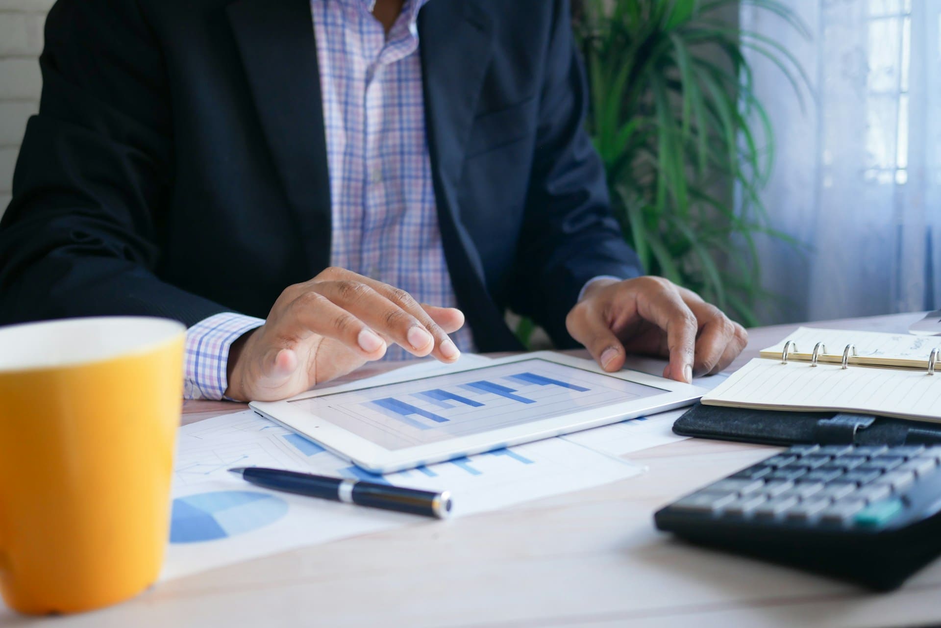 Commercial analysant des statistiques sur une tablette