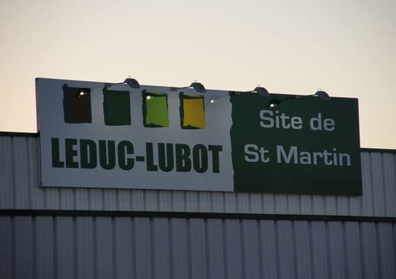 Enseigne de l'entreprise au siège, au dessus de l'entrée du bâtiment