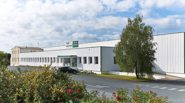 Locaux du siège à Saint-Martin-de-Fraigneau, vus de l'extérieur