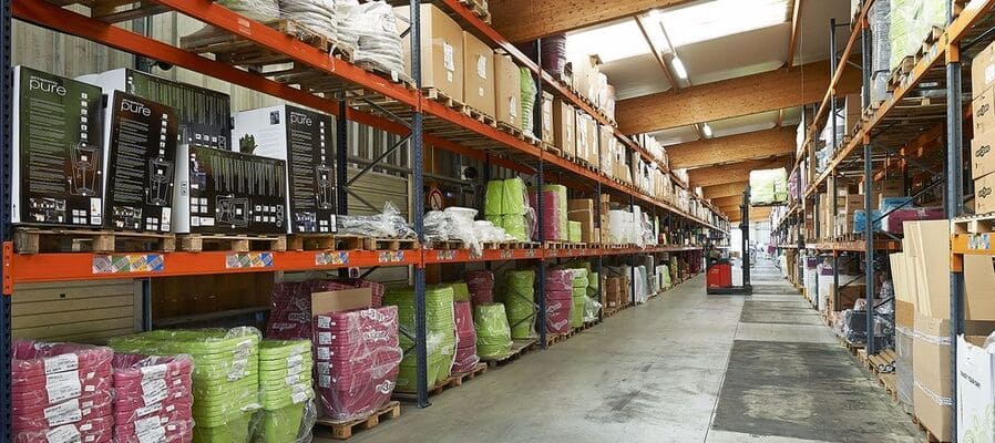 Allées de l'entrepôt au siège, avec les produits stockés dans les racks